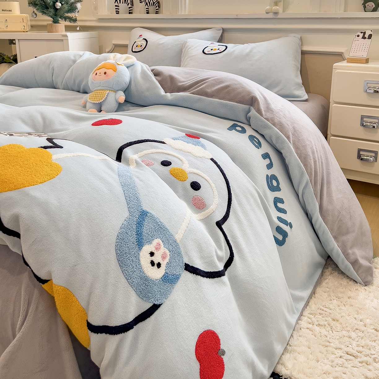 91家纺网 家纺一手货源 找家纺 悦织语 2025新款加厚200克高克重毛巾绣牛奶绒四件套 快乐企鹅-浅蓝