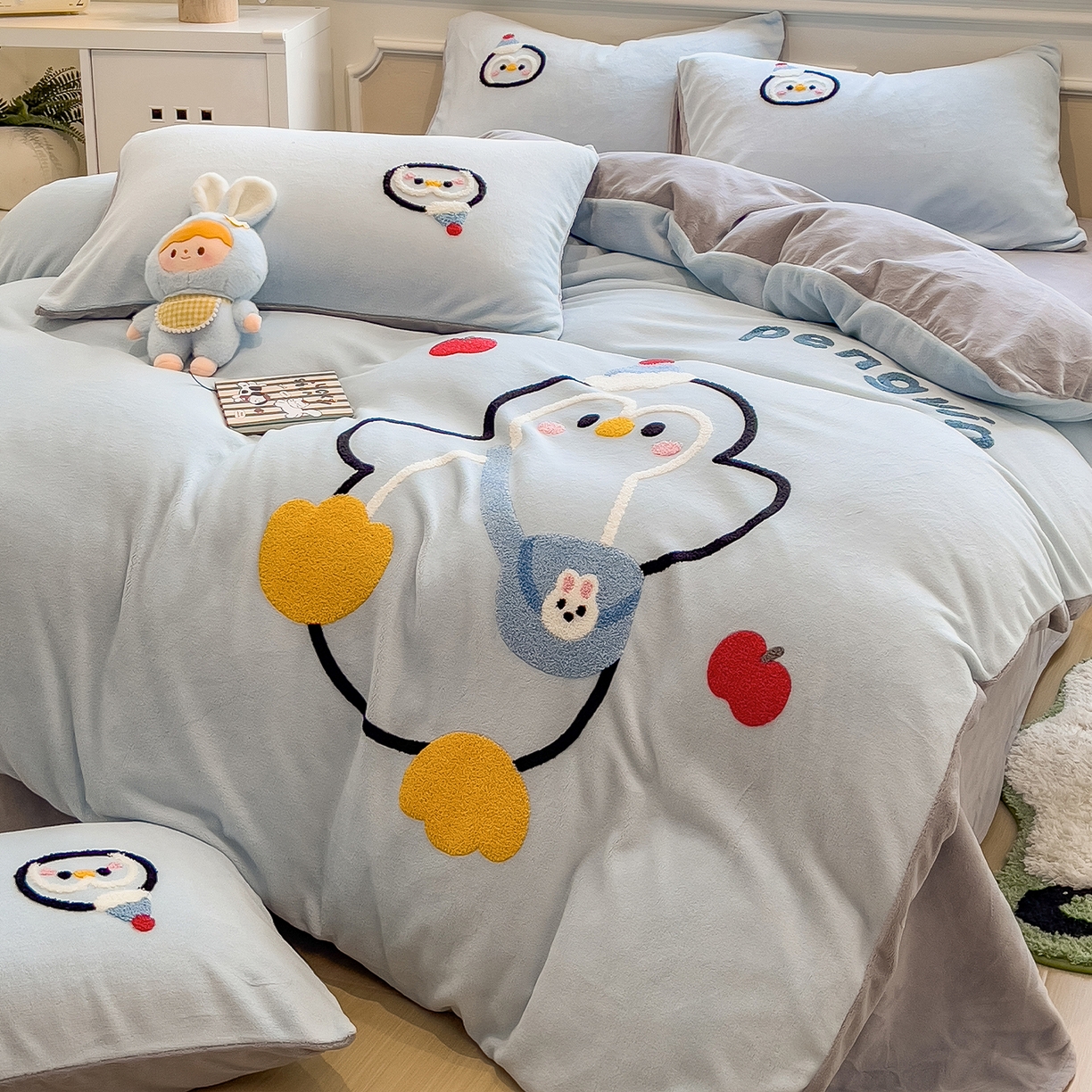 91家纺网 家纺一手货源 找家纺 悦织语 2025新款加厚200克高克重毛巾绣牛奶绒四件套 快乐企鹅-浅蓝