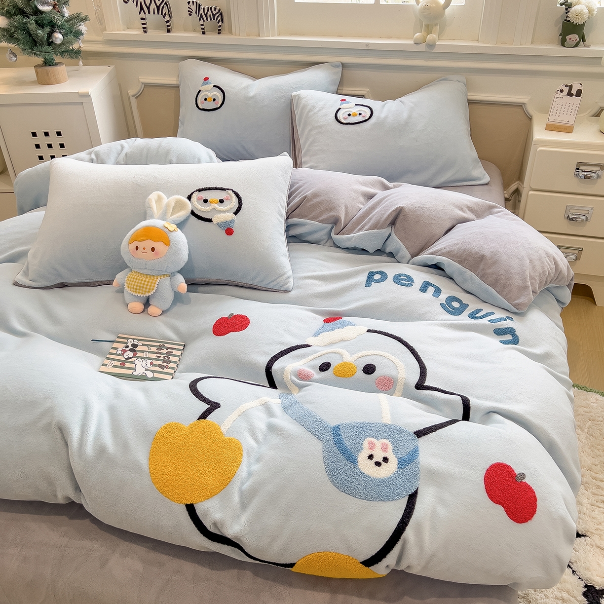 91家纺网 家纺一手货源 找家纺 悦织语 2025新款加厚200克高克重毛巾绣牛奶绒四件套 快乐企鹅-浅蓝