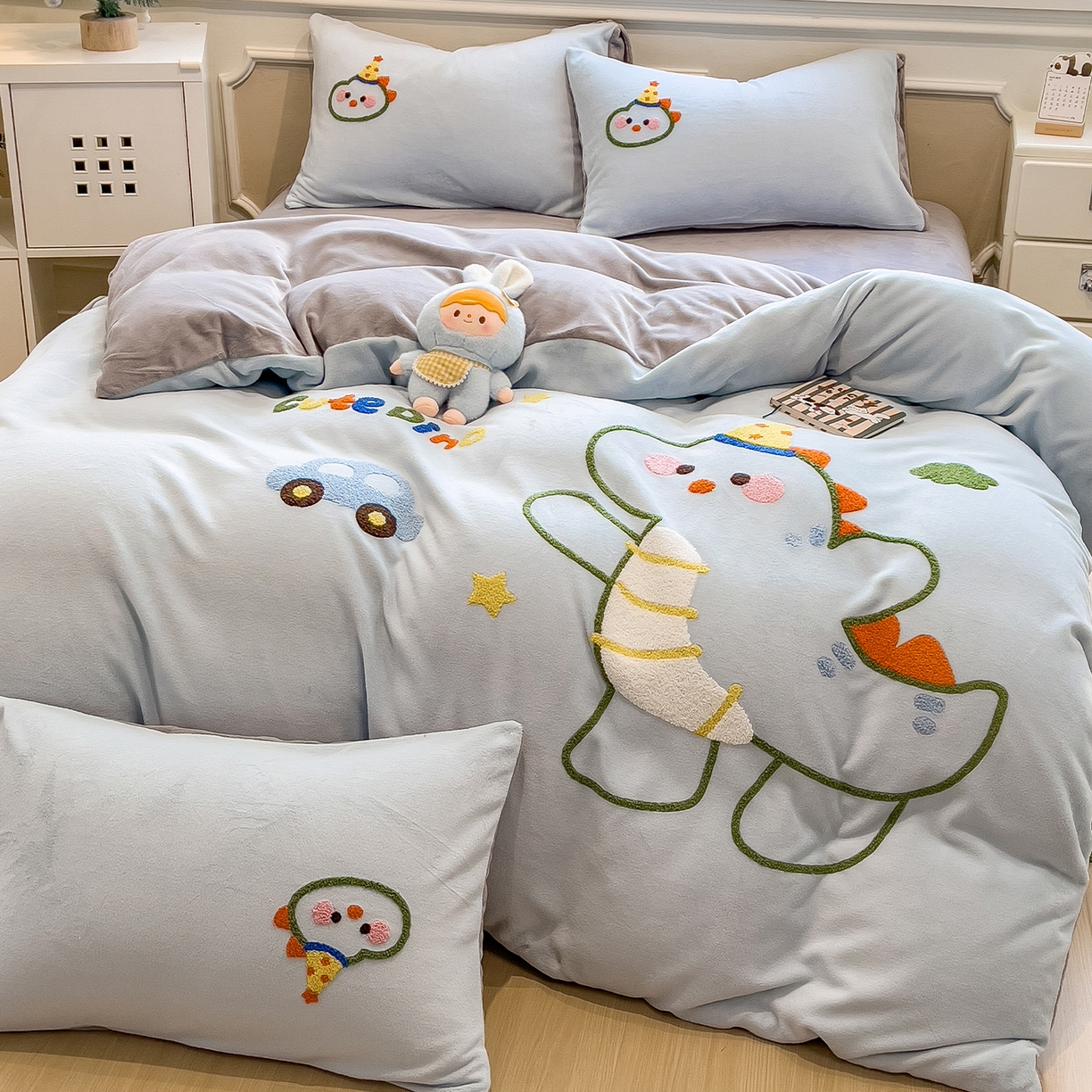 91家纺网 家纺一手货源 找家纺 悦织语 2025新款加厚200克高克重毛巾绣牛奶绒四件套 派对恐龙-浅蓝