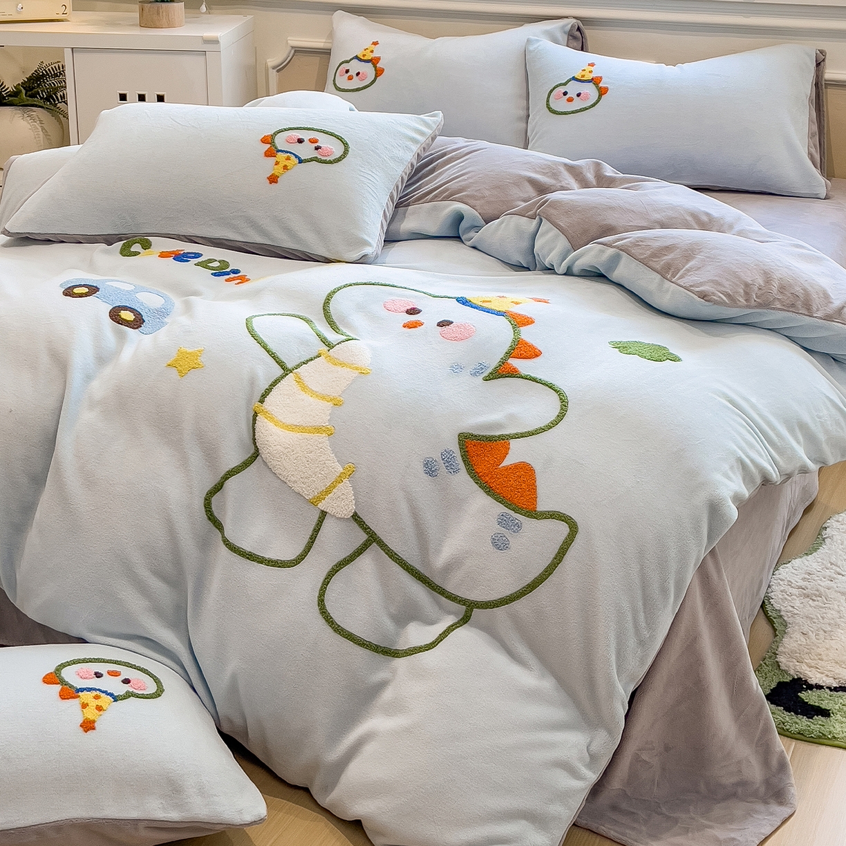 91家纺网 家纺一手货源 找家纺 悦织语 2025新款加厚200克高克重毛巾绣牛奶绒四件套 派对恐龙-浅蓝