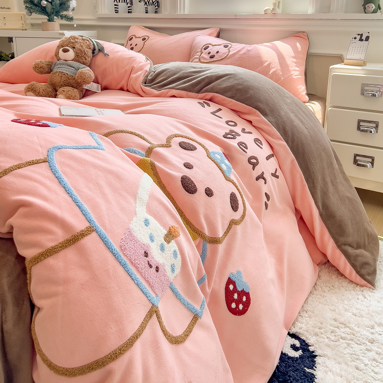 91家纺网 家纺一手货源 找家纺 悦织语 2025新款加厚200克高克重毛巾绣牛奶绒四件套 蛋糕熊-粉玉