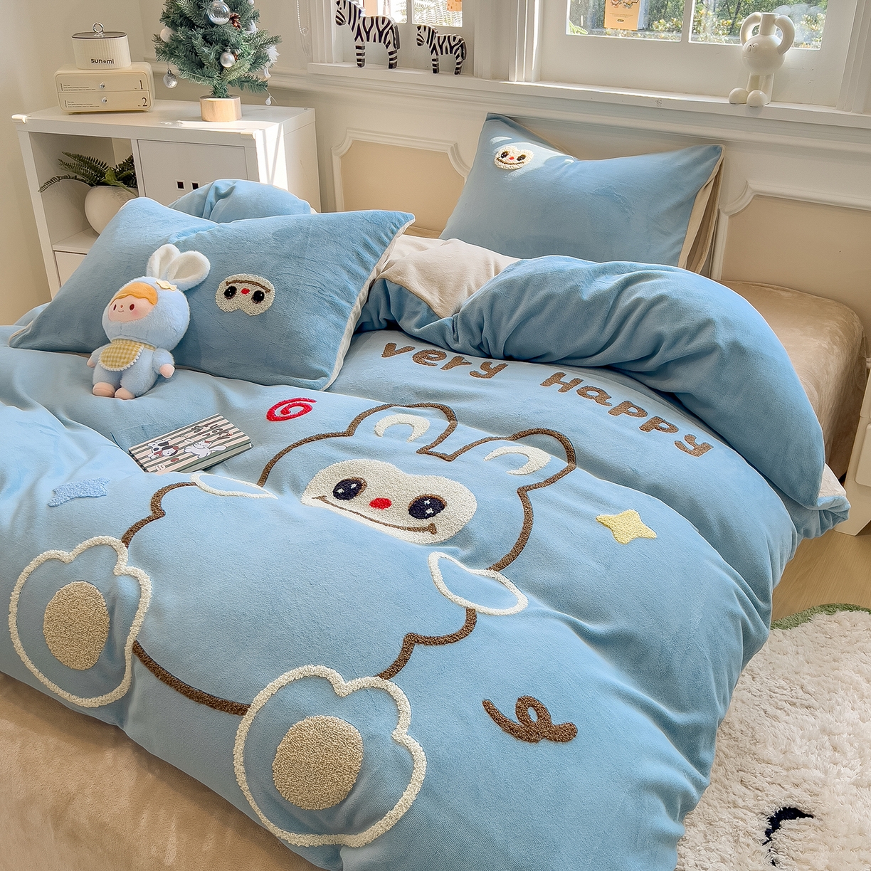 91家纺网 家纺一手货源 找家纺 悦织语 2025新款加厚200克高克重毛巾绣牛奶绒四件套 可爱布布-蓝