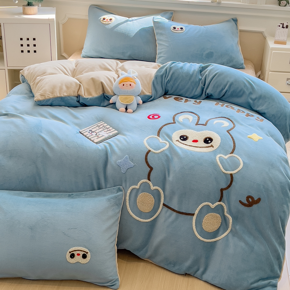 91家纺网 家纺一手货源 找家纺 悦织语 2025新款加厚200克高克重毛巾绣牛奶绒四件套 可爱布布-蓝