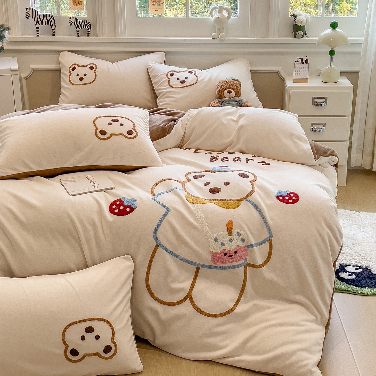 91家纺网 家纺一手货源 找家纺 悦织语 2025新款加厚200克高克重毛巾绣牛奶绒四件套 蛋糕熊-卡其