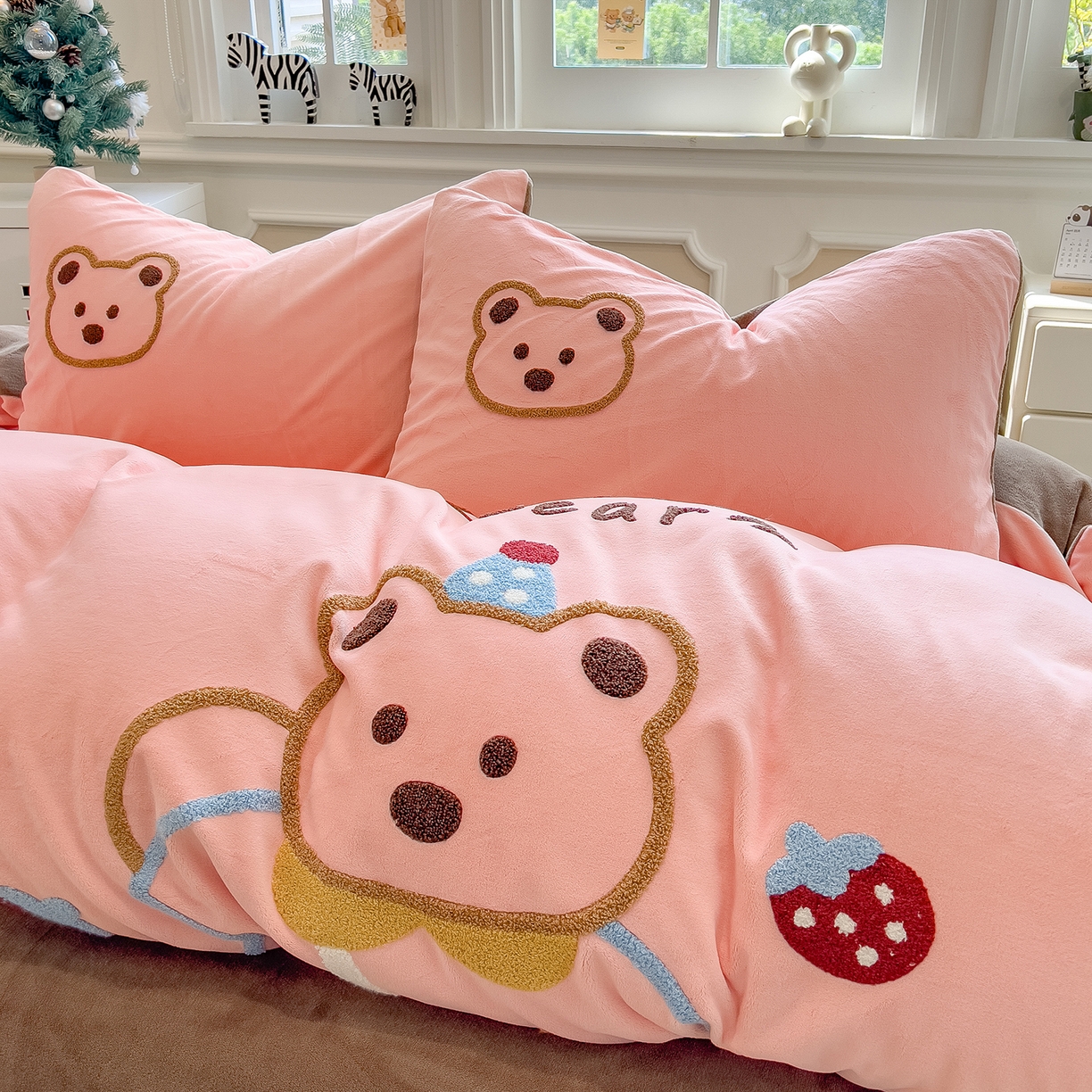 91家纺网 家纺一手货源 找家纺 悦织语 2025新款加厚200克高克重毛巾绣牛奶绒四件套 蛋糕熊-粉玉