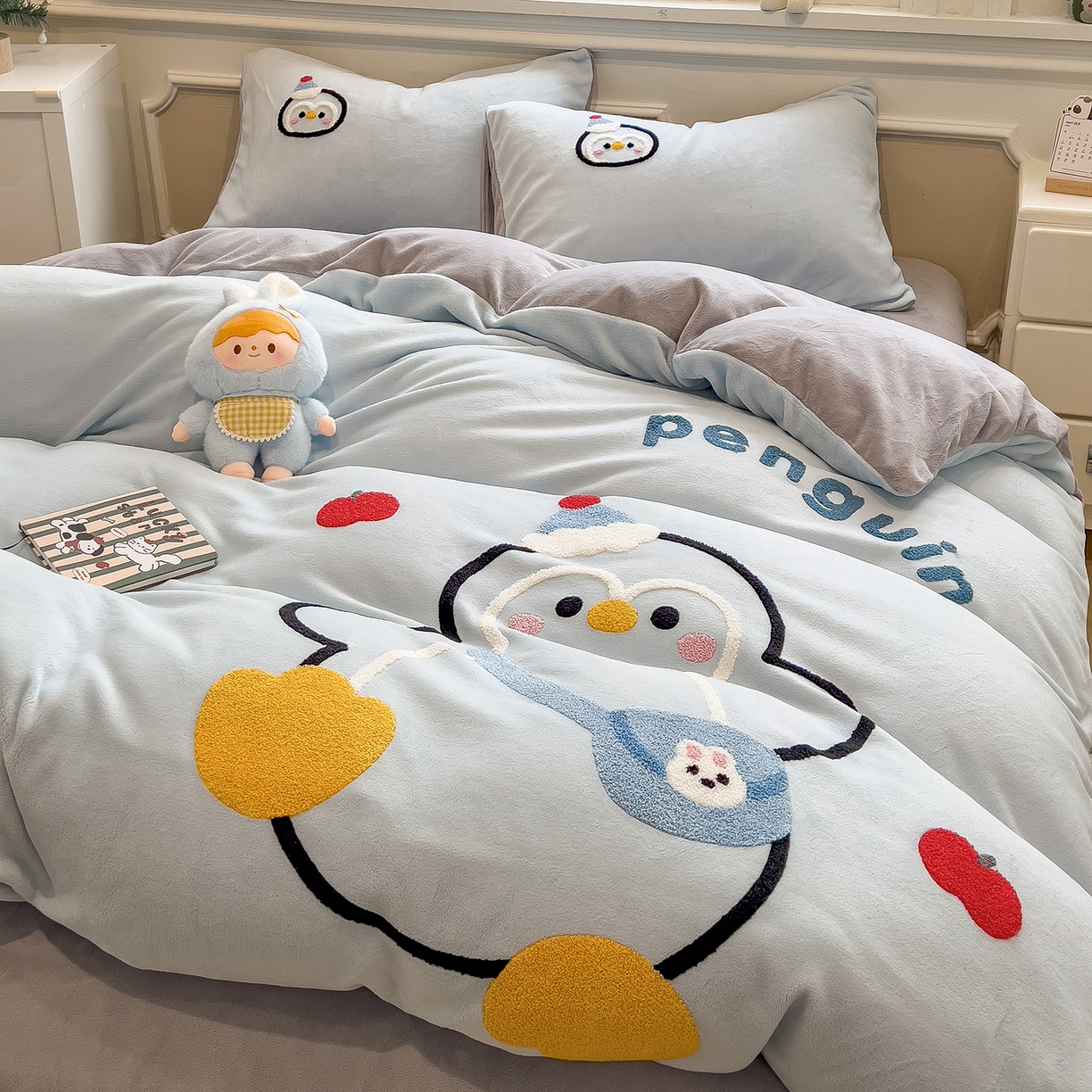 91家纺网 家纺一手货源 找家纺 悦织语 2025新款加厚200克高克重毛巾绣牛奶绒四件套 快乐企鹅-浅蓝