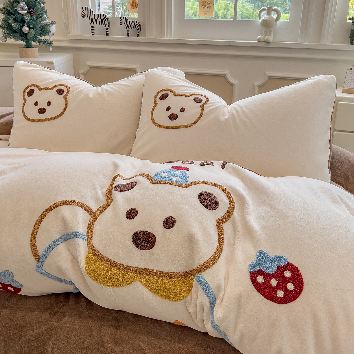 91家纺网 家纺一手货源 找家纺 悦织语 2025新款加厚200克高克重毛巾绣牛奶绒四件套 蛋糕熊-卡其