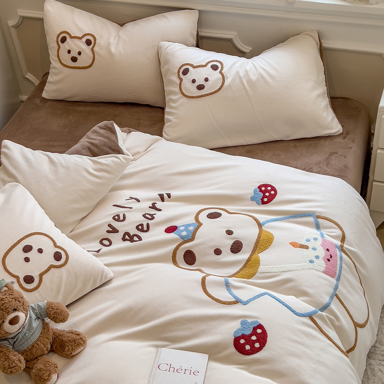 91家纺网 家纺一手货源 找家纺 悦织语 2025新款加厚200克高克重毛巾绣牛奶绒四件套 蛋糕熊-卡其