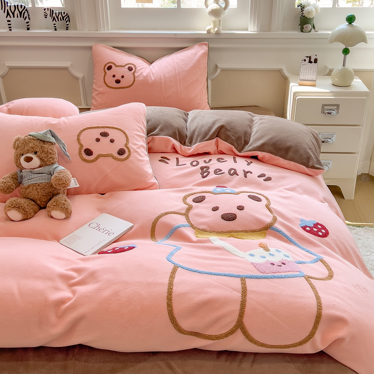 91家纺网 家纺一手货源 找家纺 悦织语 2025新款加厚200克高克重毛巾绣牛奶绒四件套 蛋糕熊-粉玉