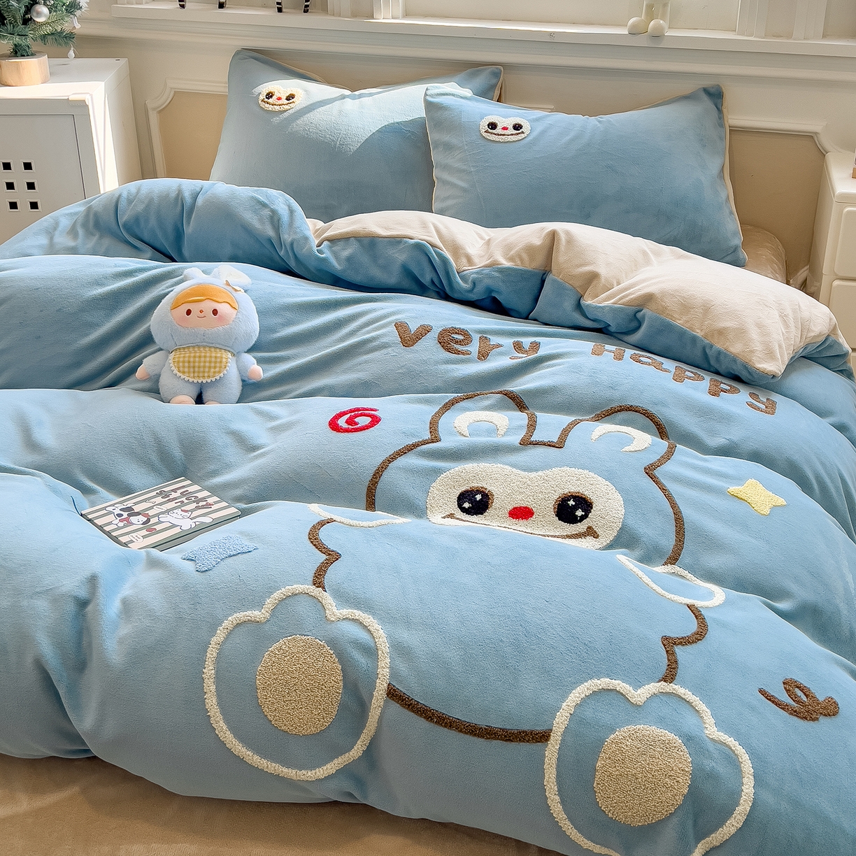 91家纺网 家纺一手货源 找家纺 悦织语 2025新款加厚200克高克重毛巾绣牛奶绒四件套 可爱布布-蓝