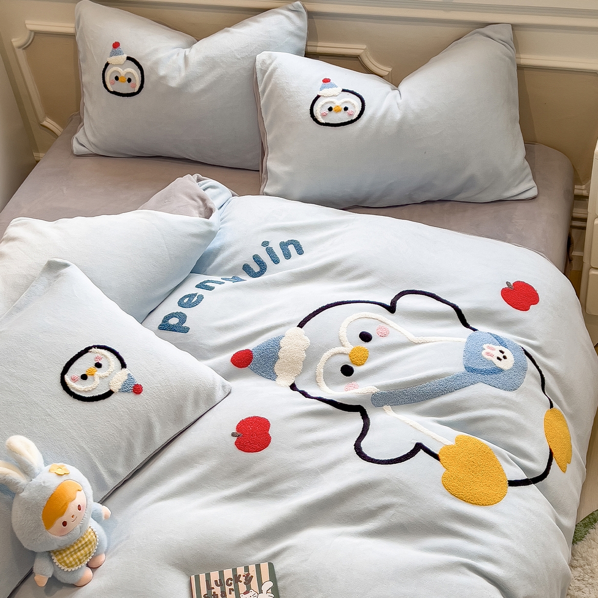 91家纺网 家纺一手货源 找家纺 悦织语 2025新款加厚200克高克重毛巾绣牛奶绒四件套 快乐企鹅-浅蓝