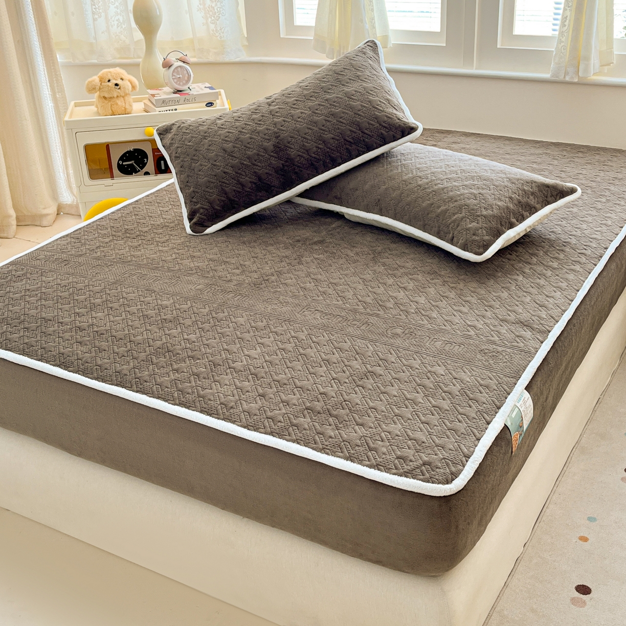 91家纺网 家纺一手货源 找家纺 卡伦家纺 2025新款抗菌雕花牛奶绒千鸟格夹棉床笠系列 千鸟格床笠-淡灰