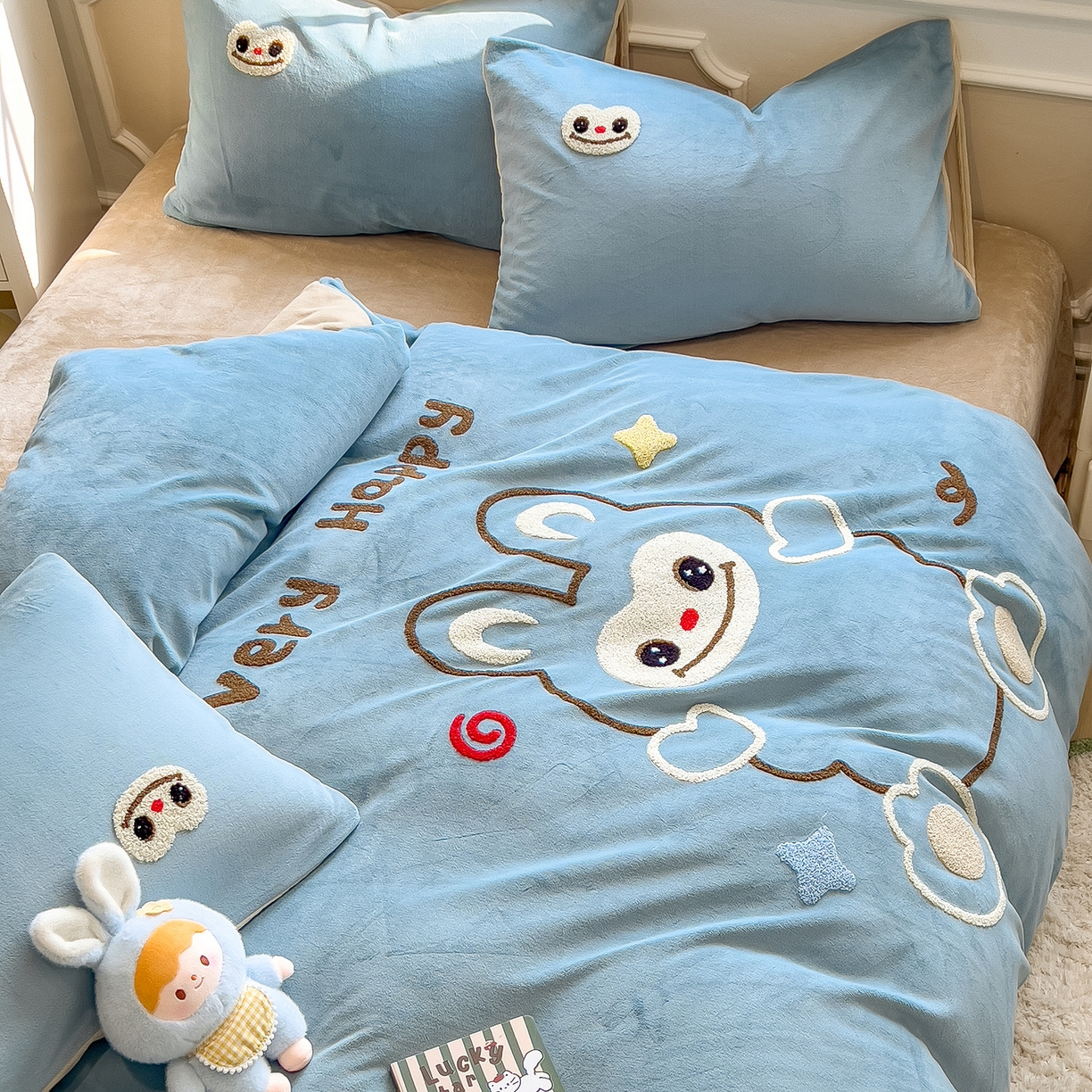 91家纺网 家纺一手货源 找家纺 悦织语 2025新款加厚200克高克重毛巾绣牛奶绒四件套 可爱布布-蓝