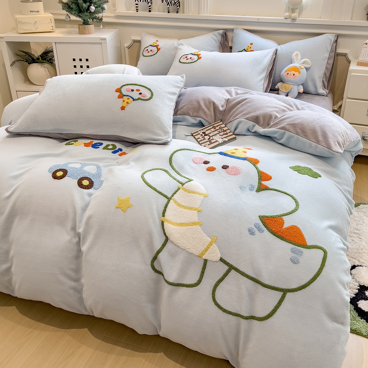 91家纺网 家纺一手货源 找家纺 悦织语 2025新款加厚200克高克重毛巾绣牛奶绒四件套 派对恐龙-浅蓝