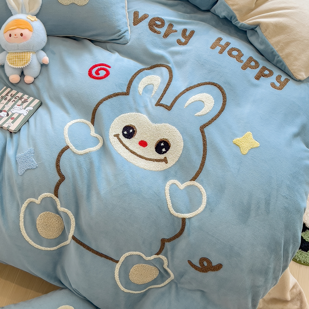 91家纺网 家纺一手货源 找家纺 悦织语 2025新款加厚200克高克重毛巾绣牛奶绒四件套 可爱布布-蓝