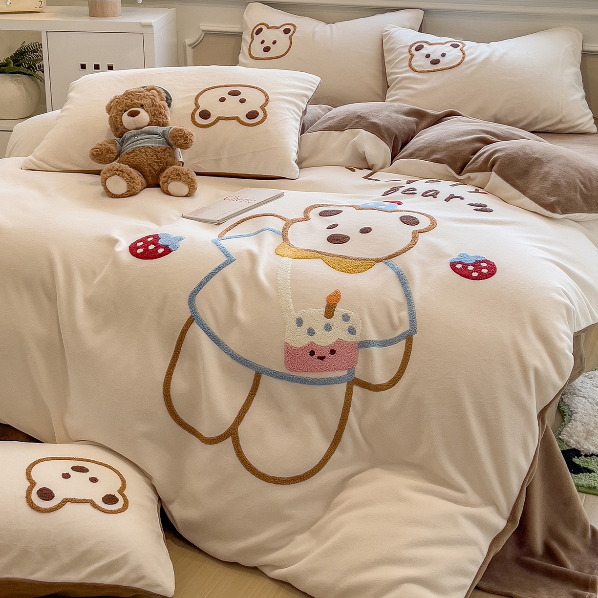 91家纺网 家纺一手货源 找家纺 悦织语 2025新款加厚200克高克重毛巾绣牛奶绒四件套 蛋糕熊-卡其