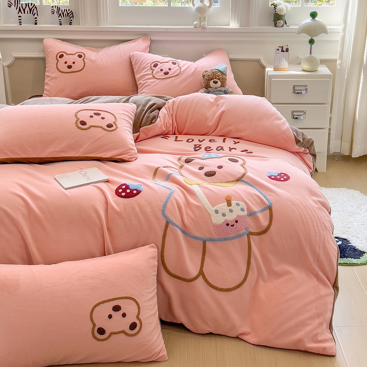 91家纺网 家纺一手货源 找家纺 悦织语 2025新款加厚200克高克重毛巾绣牛奶绒四件套 蛋糕熊-粉玉