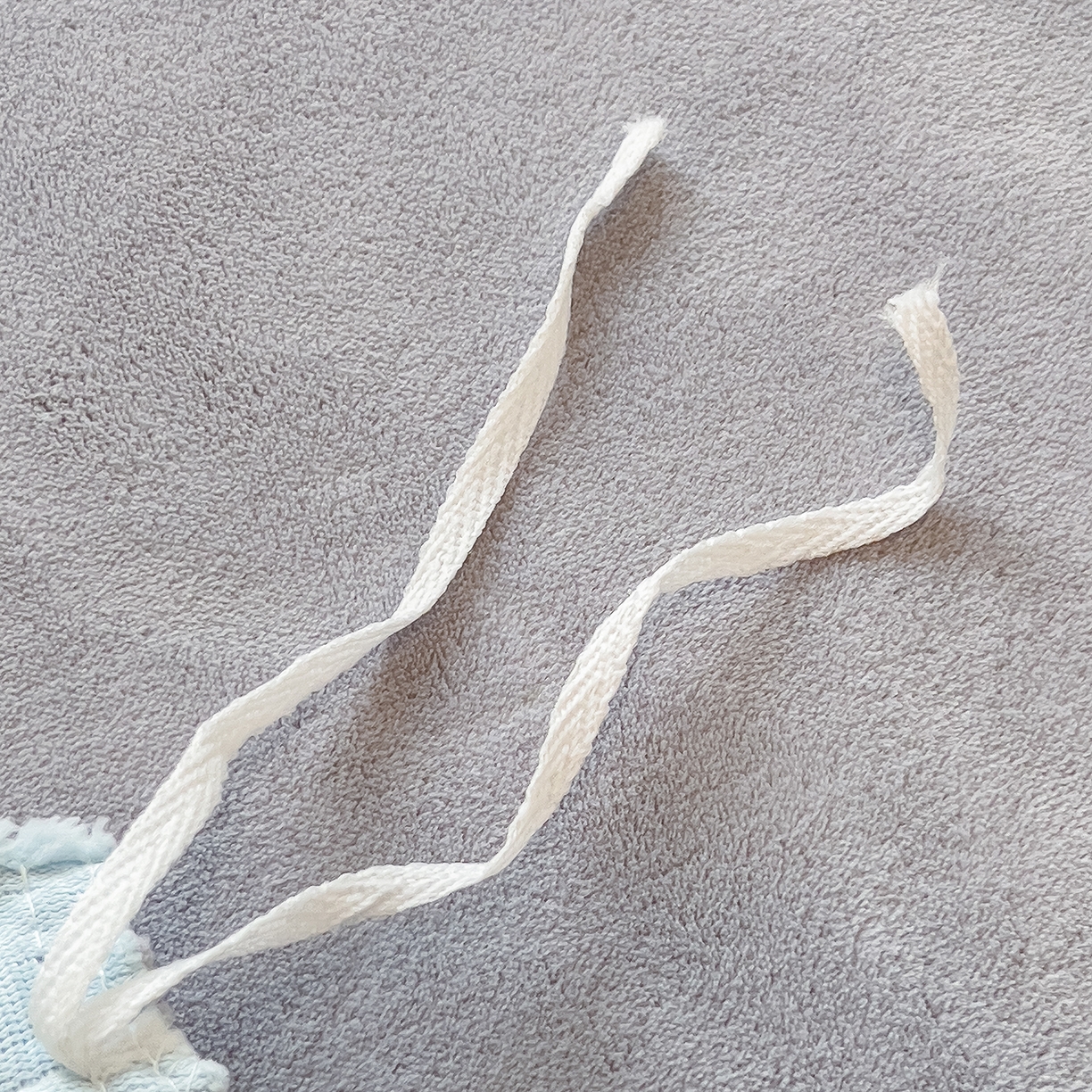 91家纺网 家纺一手货源 找家纺 悦织语 2025新款加厚200克高克重毛巾绣牛奶绒四件套 快乐企鹅-浅蓝