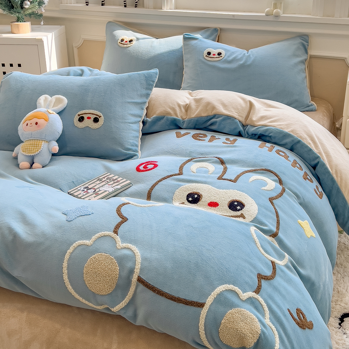 91家纺网 家纺一手货源 找家纺 悦织语 2025新款加厚200克高克重毛巾绣牛奶绒四件套 可爱布布-蓝