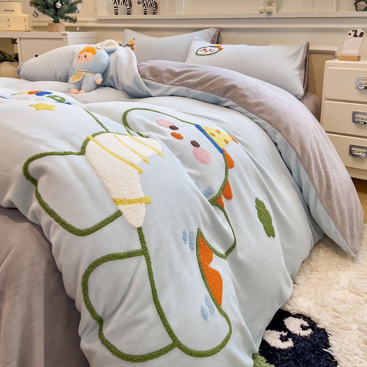 91家纺网 家纺一手货源 找家纺 悦织语 2025新款加厚200克高克重毛巾绣牛奶绒四件套 派对恐龙-浅蓝