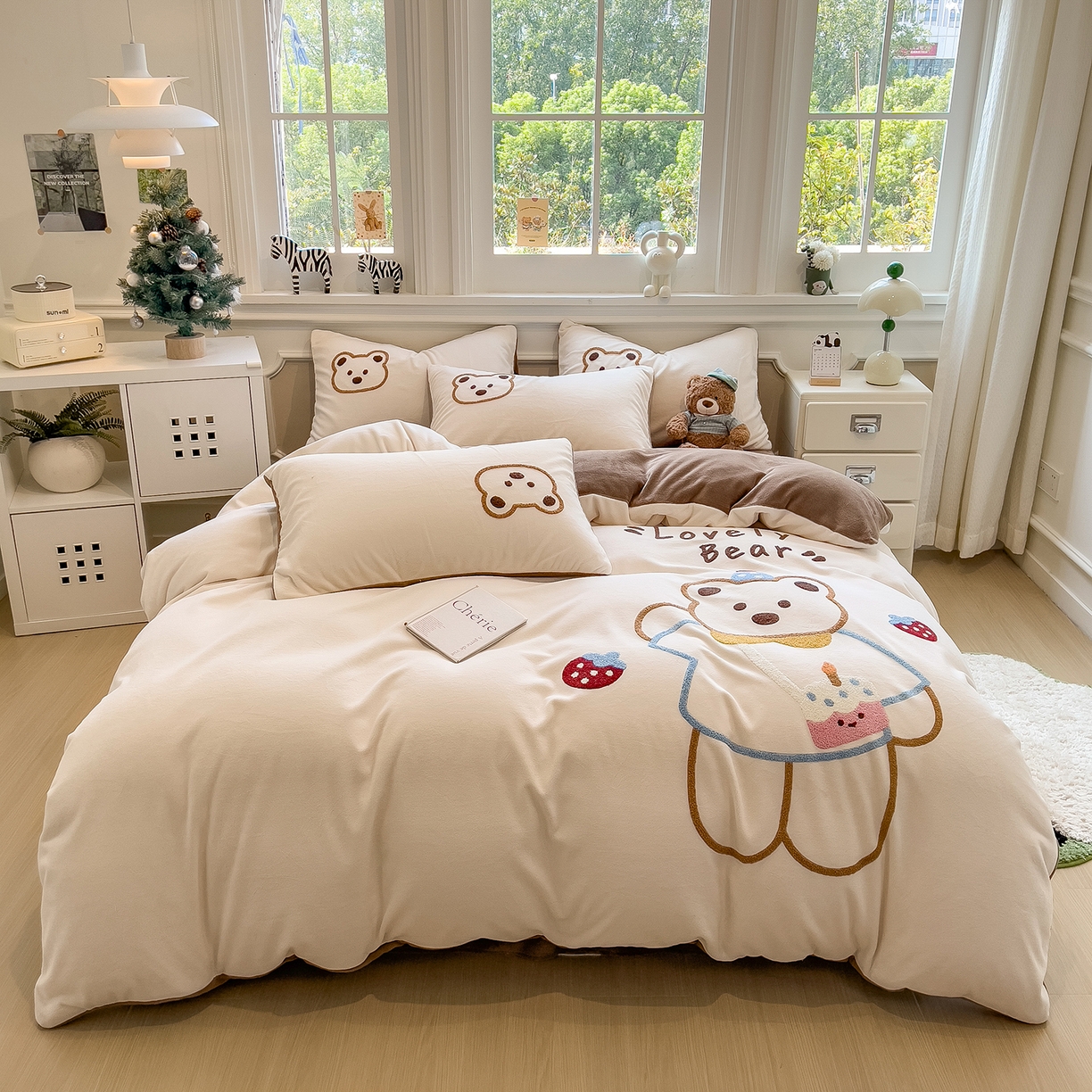 91家纺网 家纺一手货源 找家纺 悦织语 2025新款加厚200克高克重毛巾绣牛奶绒四件套 蛋糕熊-卡其