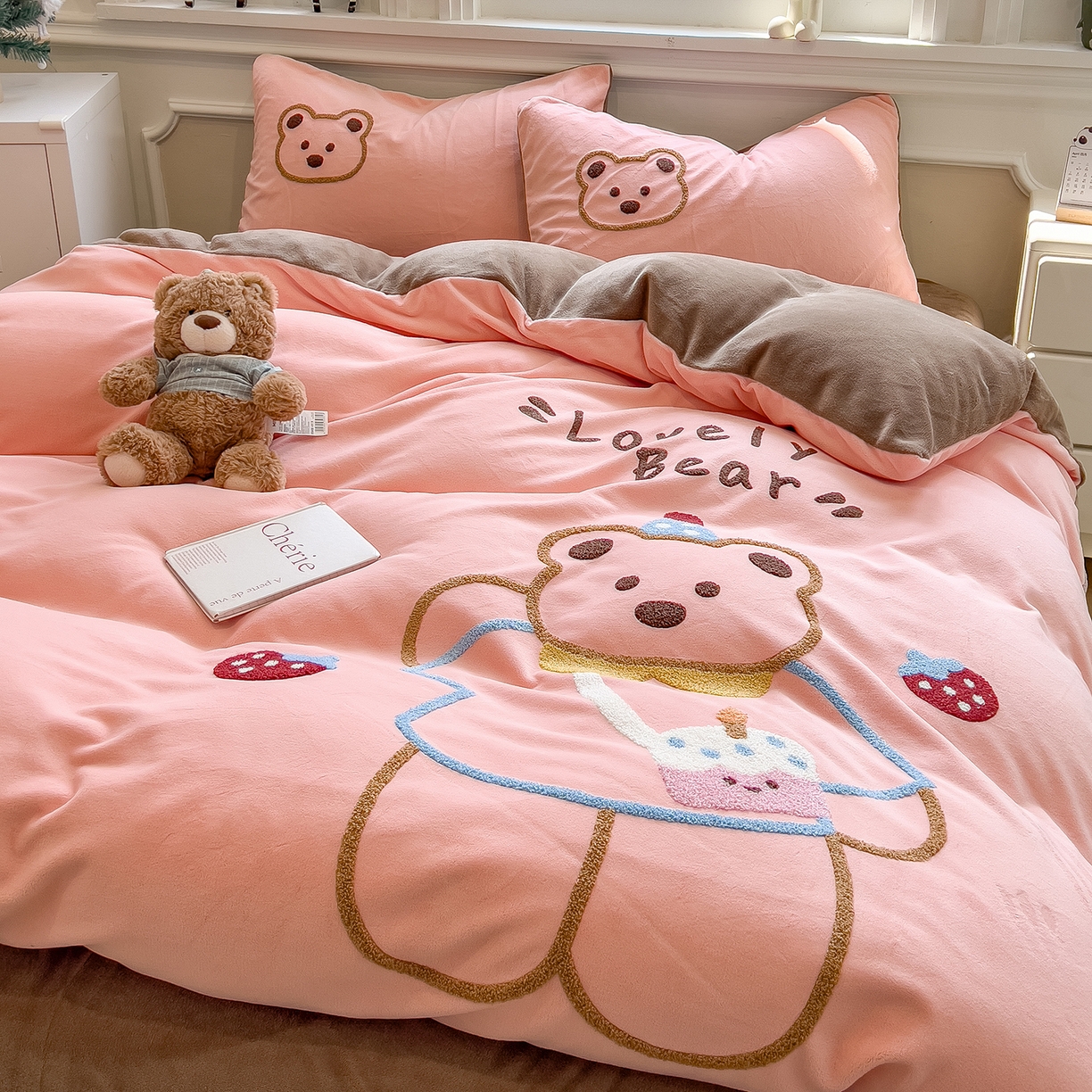 91家纺网 家纺一手货源 找家纺 悦织语 2025新款加厚200克高克重毛巾绣牛奶绒四件套 蛋糕熊-粉玉