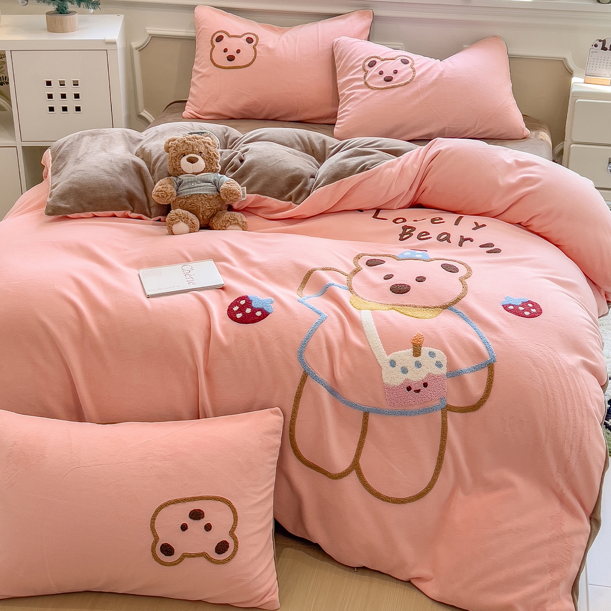 91家纺网 家纺一手货源 找家纺 悦织语 2025新款加厚200克高克重毛巾绣牛奶绒四件套 蛋糕熊-粉玉