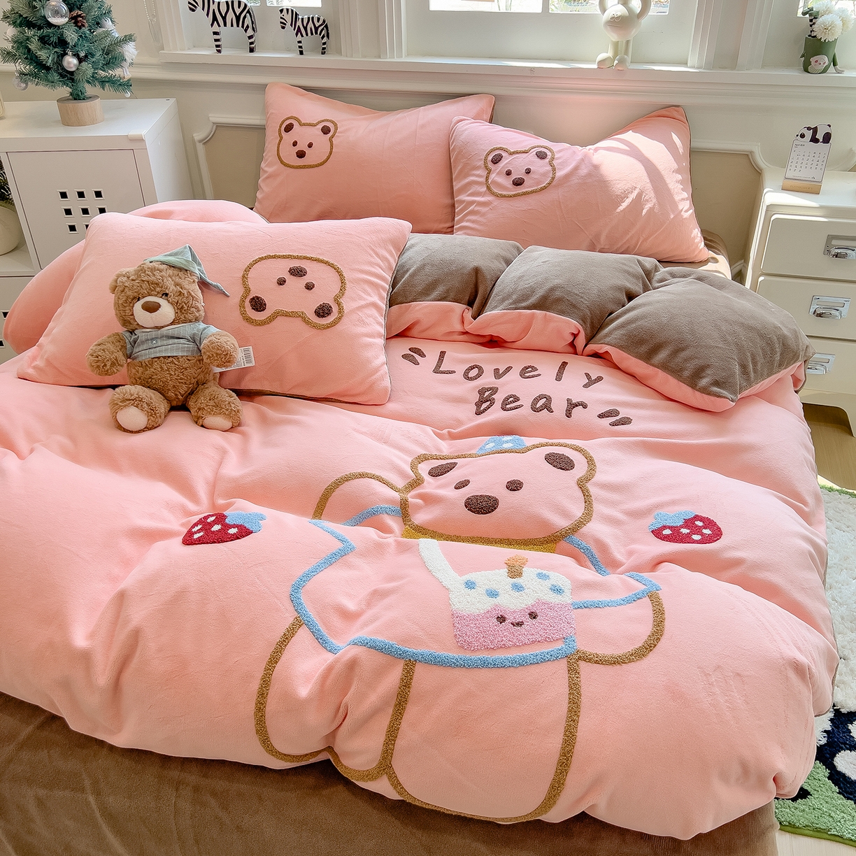 91家纺网 家纺一手货源 找家纺 悦织语 2025新款加厚200克高克重毛巾绣牛奶绒四件套 蛋糕熊-粉玉