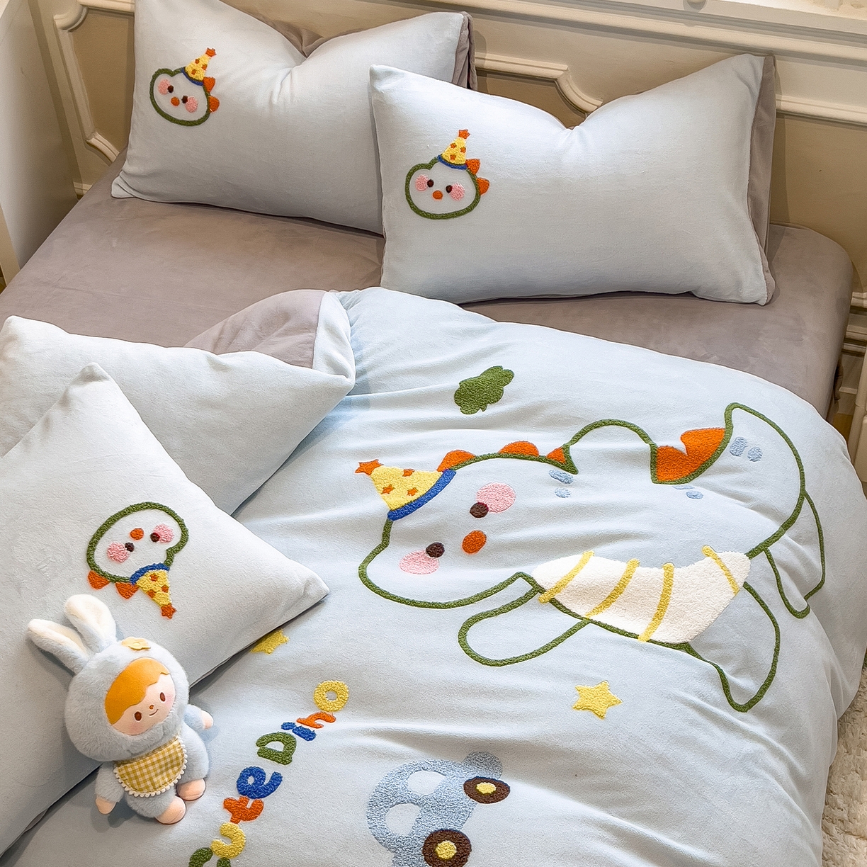 91家纺网 家纺一手货源 找家纺 悦织语 2025新款加厚200克高克重毛巾绣牛奶绒四件套 派对恐龙-浅蓝