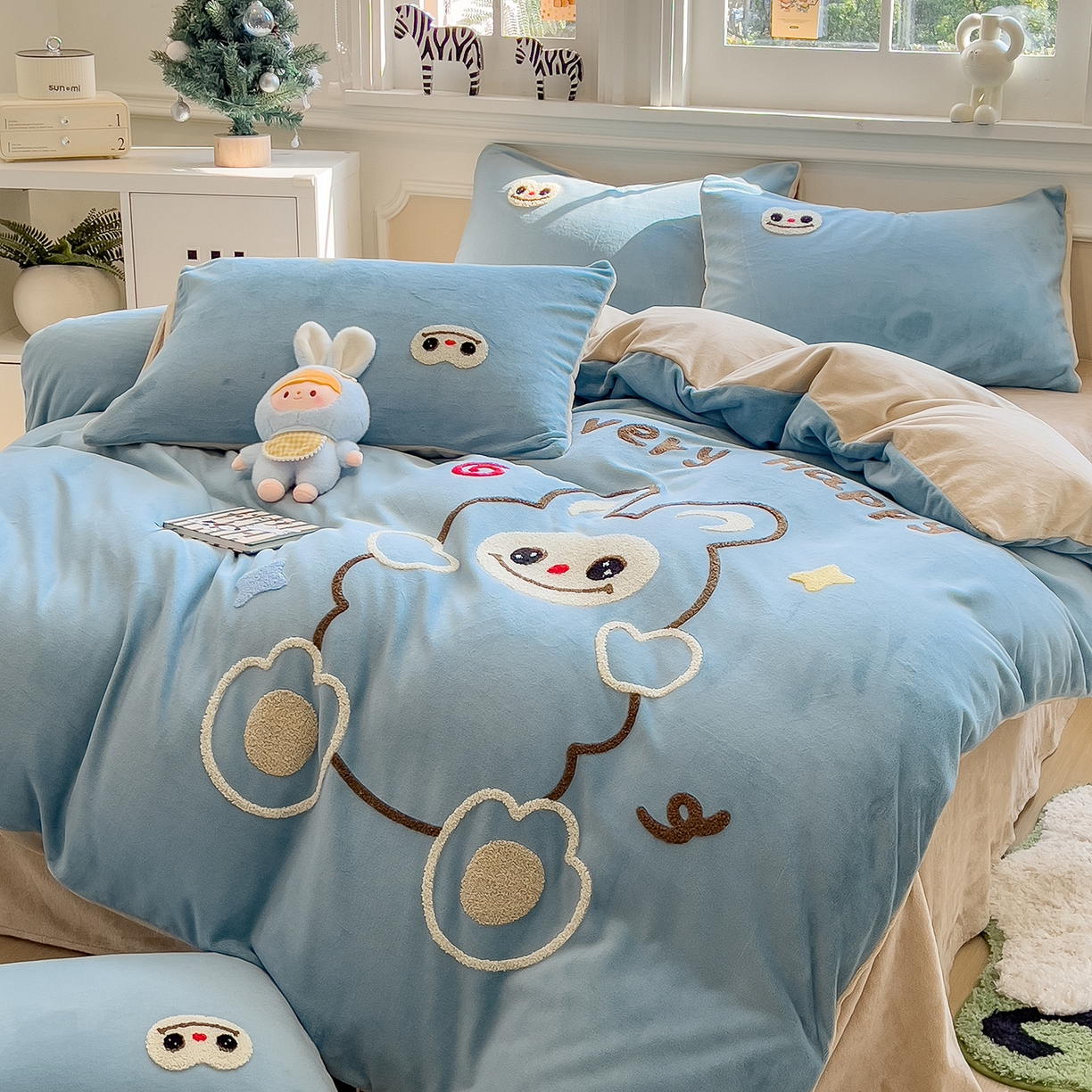 91家纺网 家纺一手货源 找家纺 悦织语 2025新款加厚200克高克重毛巾绣牛奶绒四件套 可爱布布-蓝