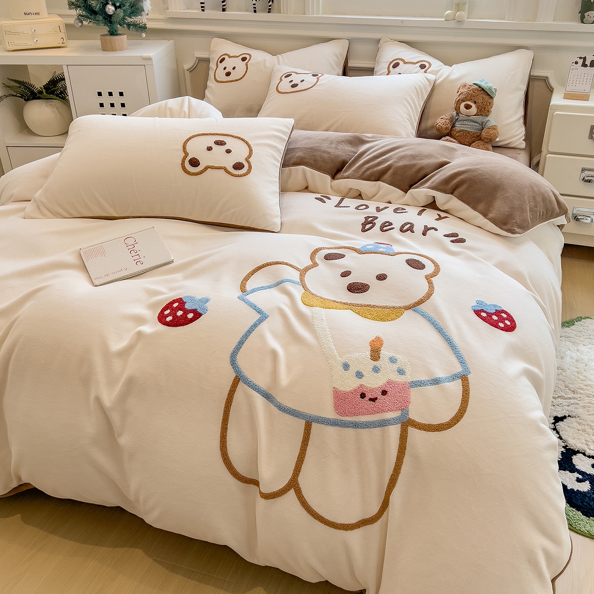 91家纺网 家纺一手货源 找家纺 悦织语 2025新款加厚200克高克重毛巾绣牛奶绒四件套 蛋糕熊-卡其