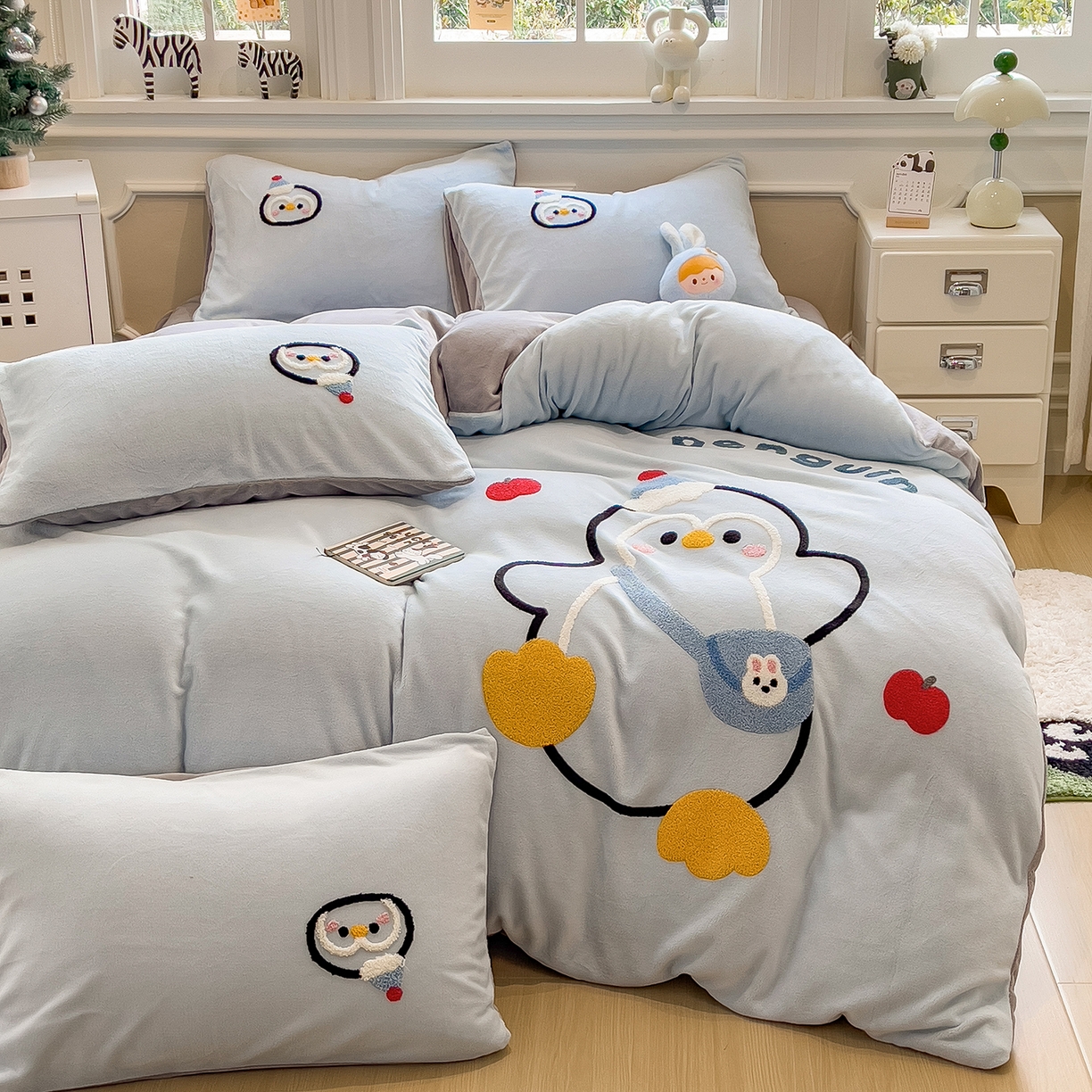 91家纺网 家纺一手货源 找家纺 悦织语 2025新款加厚200克高克重毛巾绣牛奶绒四件套 快乐企鹅-浅蓝