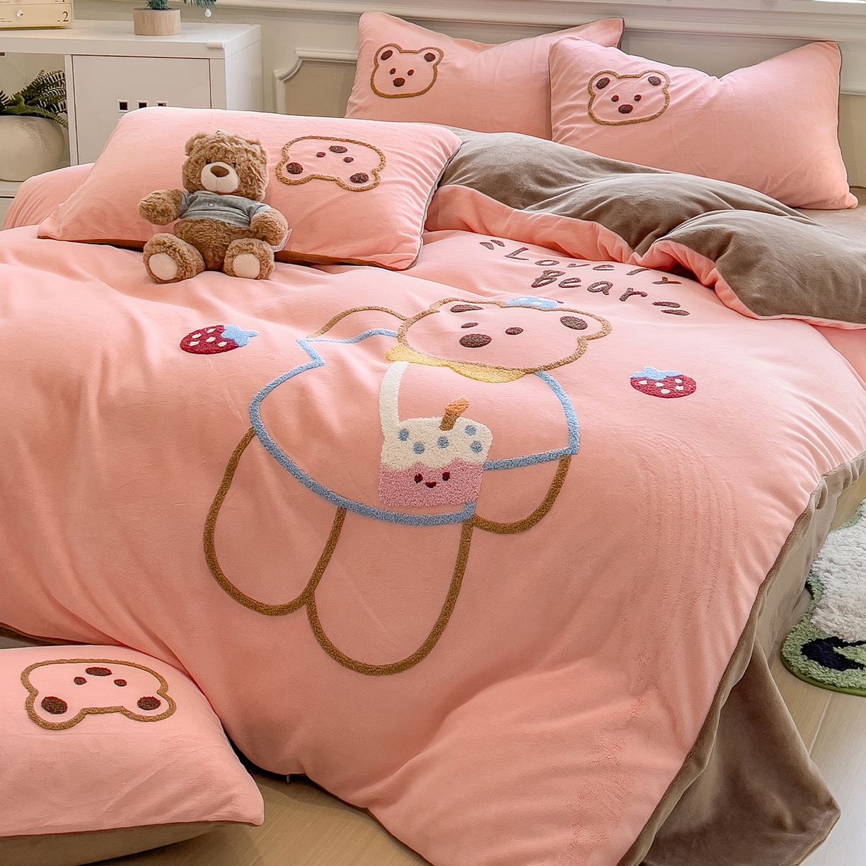 91家纺网 家纺一手货源 找家纺 悦织语 2025新款加厚200克高克重毛巾绣牛奶绒四件套 蛋糕熊-粉玉
