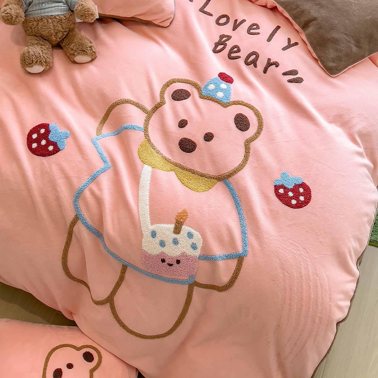 91家纺网 家纺一手货源 找家纺 悦织语 2025新款加厚200克高克重毛巾绣牛奶绒四件套 蛋糕熊-粉玉