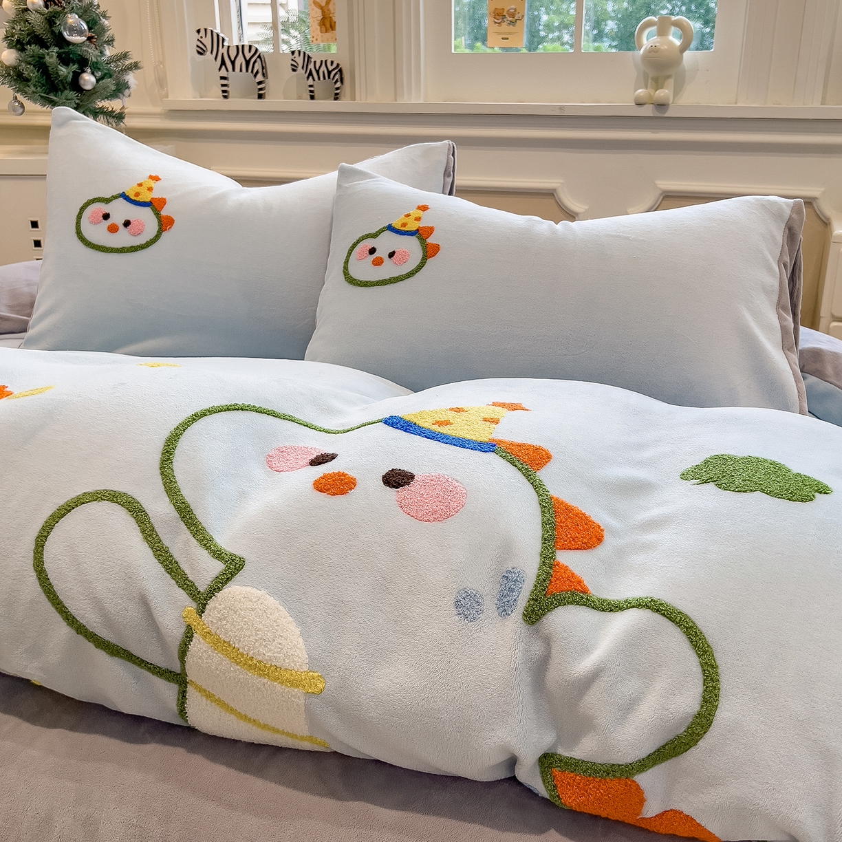 91家纺网 家纺一手货源 找家纺 悦织语 2025新款加厚200克高克重毛巾绣牛奶绒四件套 派对恐龙-浅蓝