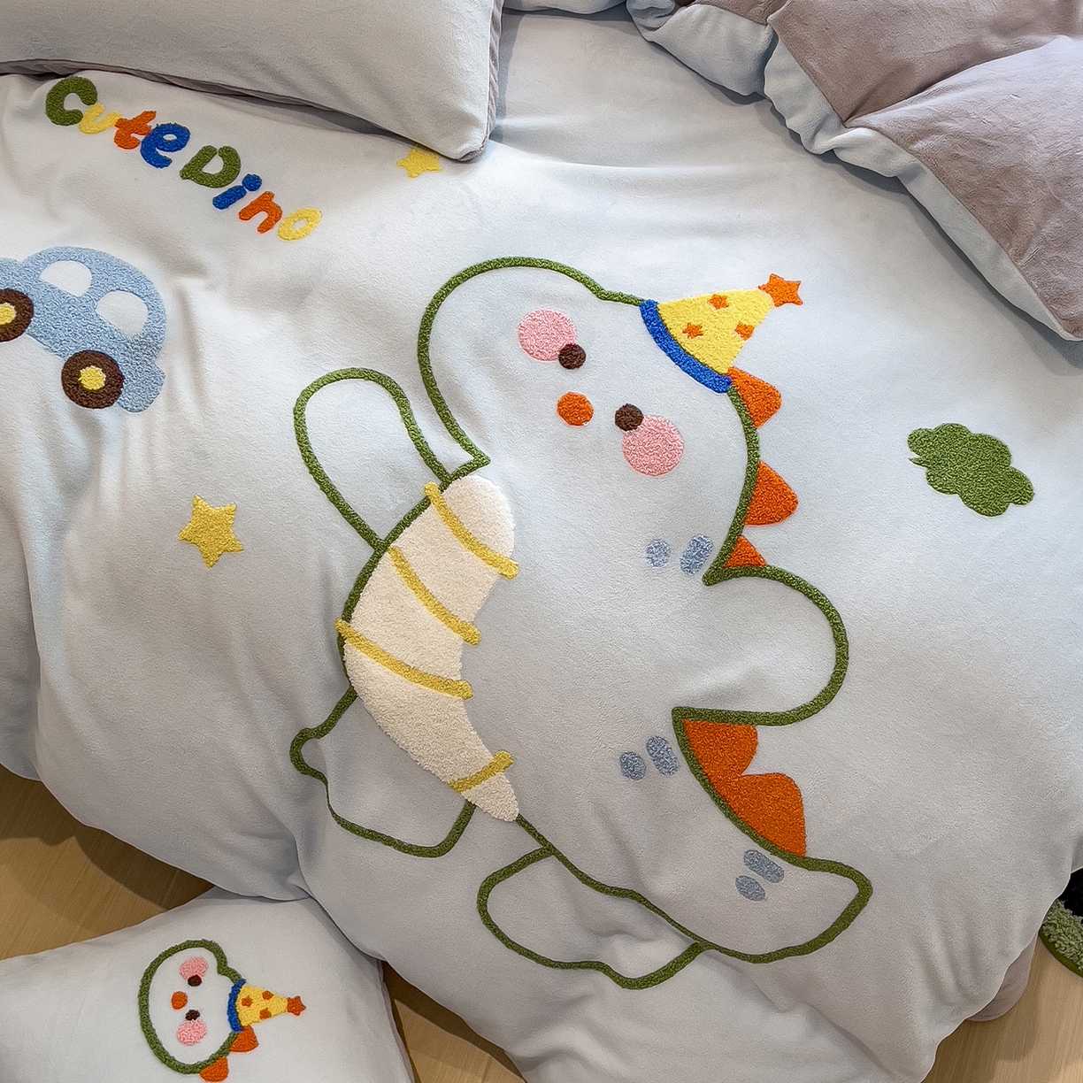 91家纺网 家纺一手货源 找家纺 悦织语 2025新款加厚200克高克重毛巾绣牛奶绒四件套 派对恐龙-浅蓝