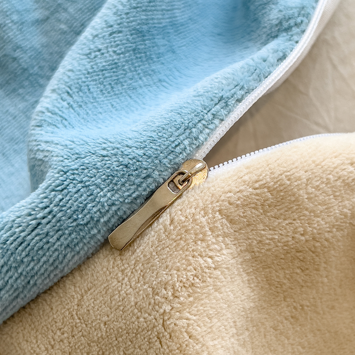 91家纺网 家纺一手货源 找家纺 悦织语 2025新款加厚200克高克重毛巾绣牛奶绒四件套 可爱布布-蓝