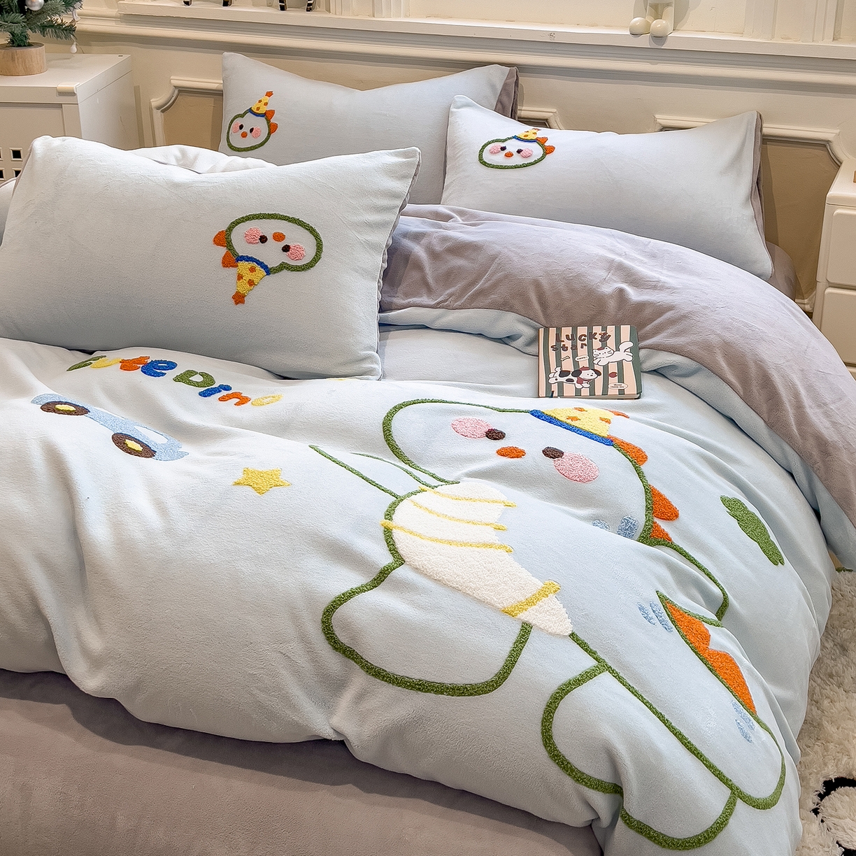 91家纺网 家纺一手货源 找家纺 悦织语 2025新款加厚200克高克重毛巾绣牛奶绒四件套 派对恐龙-浅蓝