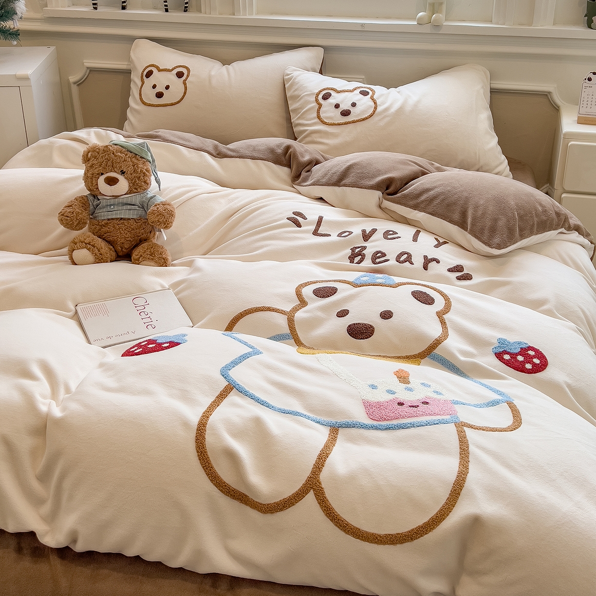 91家纺网 家纺一手货源 找家纺 悦织语 2025新款加厚200克高克重毛巾绣牛奶绒四件套 蛋糕熊-卡其