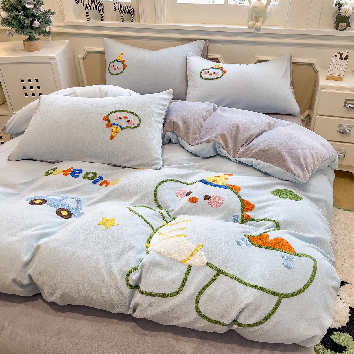 91家纺网 家纺一手货源 找家纺 悦织语 2025新款加厚200克高克重毛巾绣牛奶绒四件套 派对恐龙-浅蓝