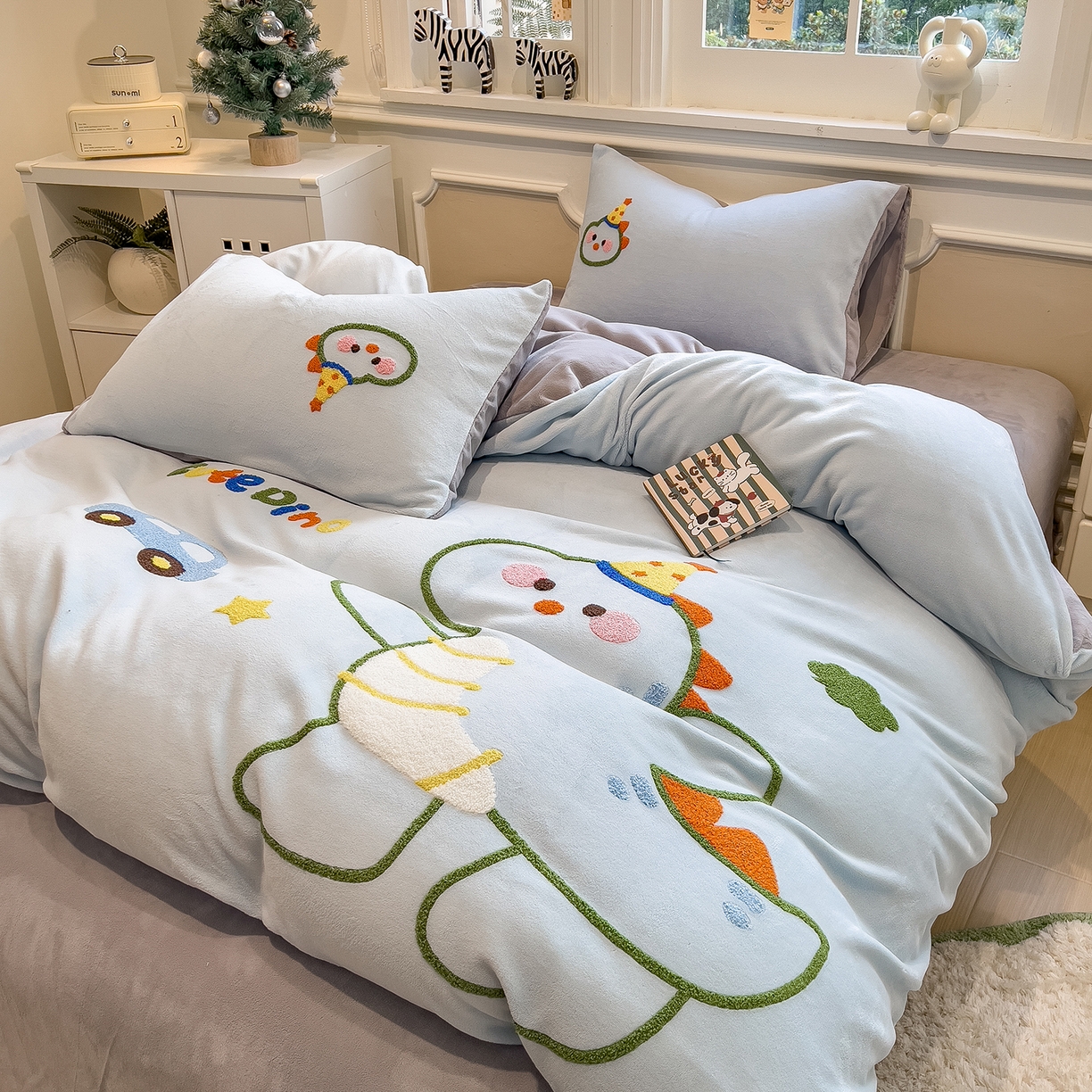 91家纺网 家纺一手货源 找家纺 悦织语 2025新款加厚200克高克重毛巾绣牛奶绒四件套 派对恐龙-浅蓝