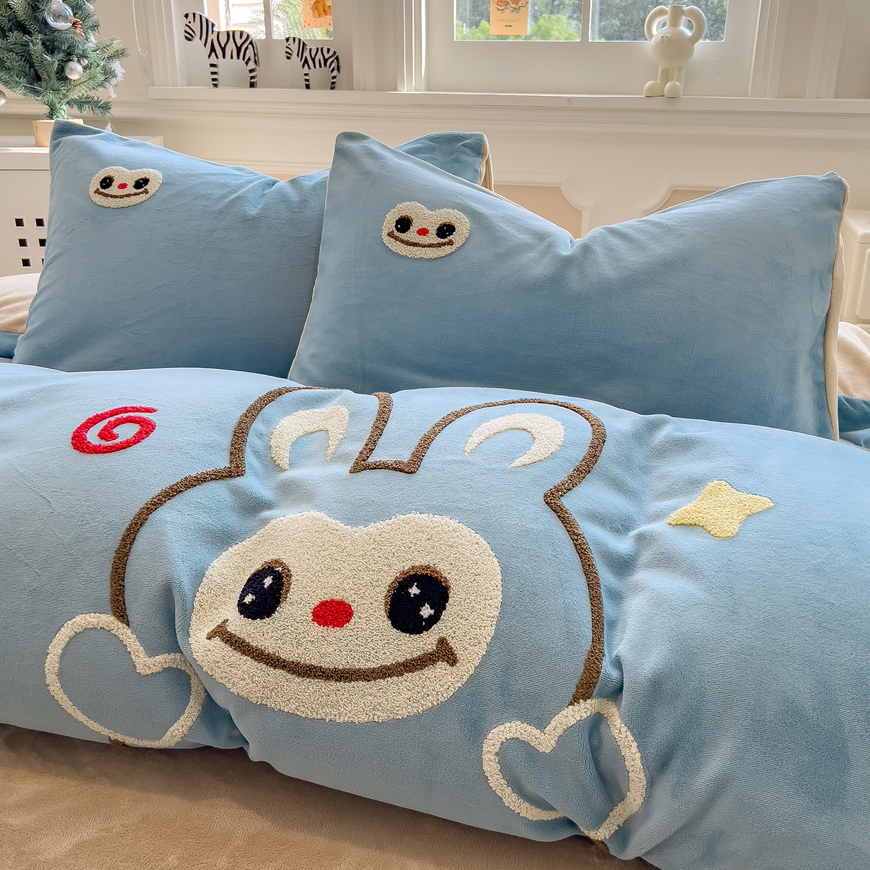 91家纺网 家纺一手货源 找家纺 悦织语 2025新款加厚200克高克重毛巾绣牛奶绒四件套 可爱布布-蓝