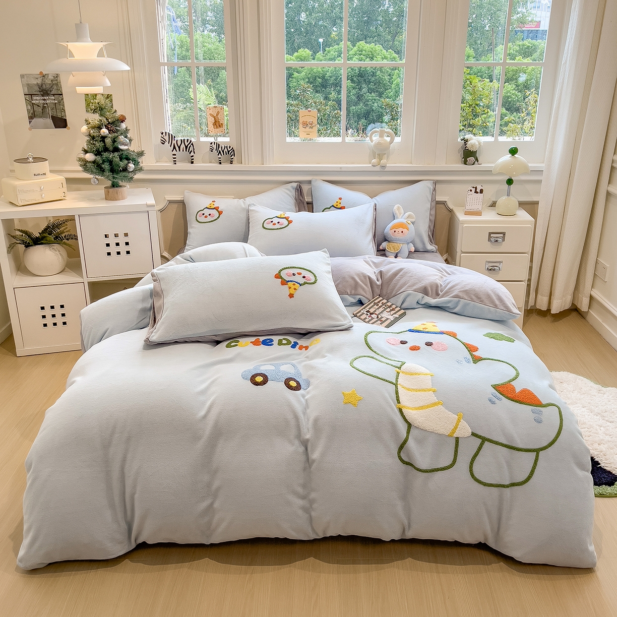 91家纺网 家纺一手货源 找家纺 悦织语 2025新款加厚200克高克重毛巾绣牛奶绒四件套 派对恐龙-浅蓝