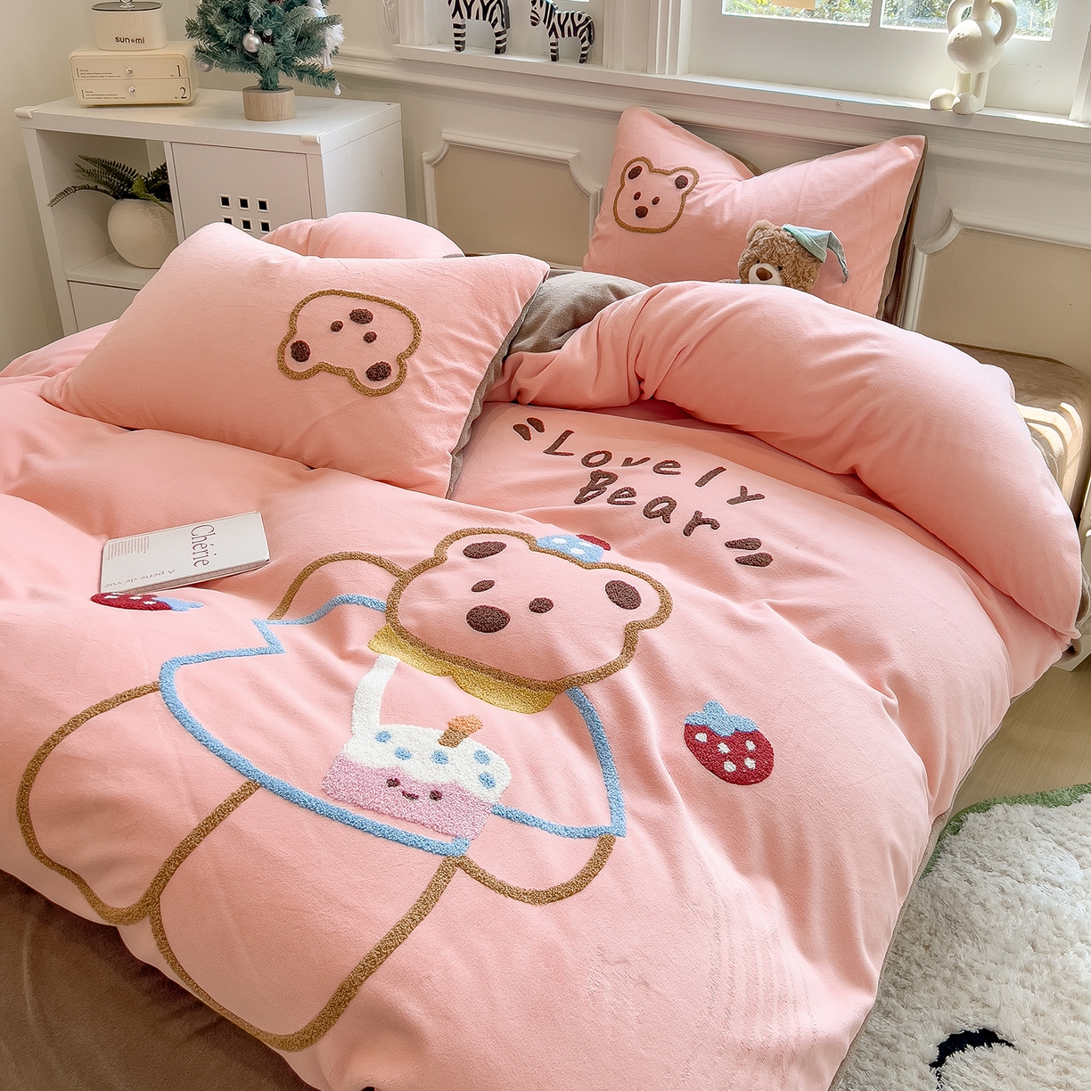 91家纺网 家纺一手货源 找家纺 悦织语 2025新款加厚200克高克重毛巾绣牛奶绒四件套 蛋糕熊-粉玉