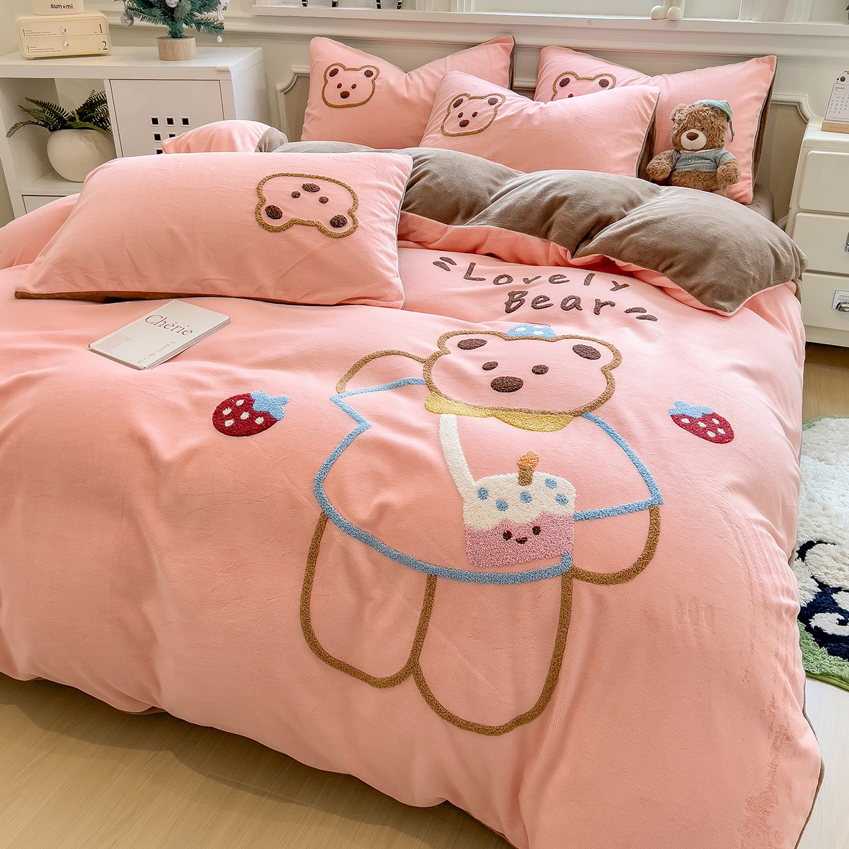 91家纺网 家纺一手货源 找家纺 悦织语 2025新款加厚200克高克重毛巾绣牛奶绒四件套 蛋糕熊-粉玉
