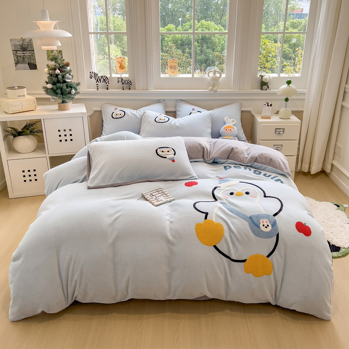 91家纺网 家纺一手货源 找家纺 悦织语 2025新款加厚200克高克重毛巾绣牛奶绒四件套 快乐企鹅-浅蓝