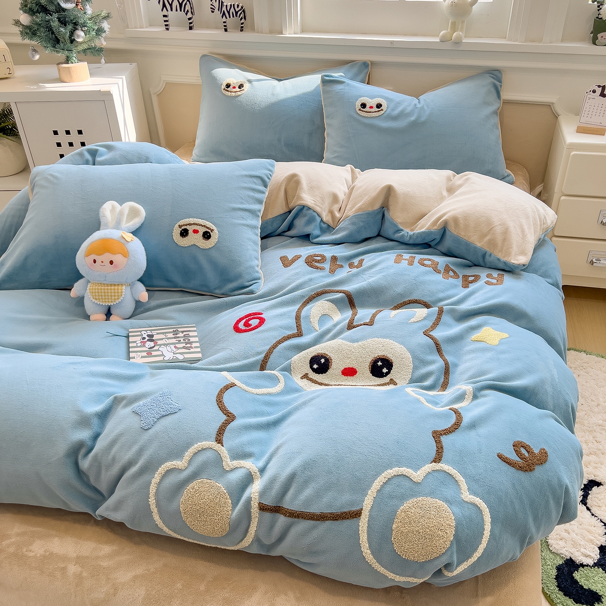 91家纺网 家纺一手货源 找家纺 悦织语 2025新款加厚200克高克重毛巾绣牛奶绒四件套 可爱布布-蓝