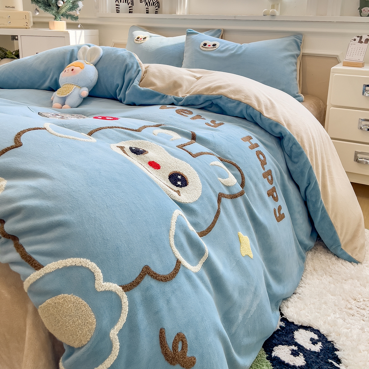 91家纺网 家纺一手货源 找家纺 悦织语 2025新款加厚200克高克重毛巾绣牛奶绒四件套 可爱布布-蓝