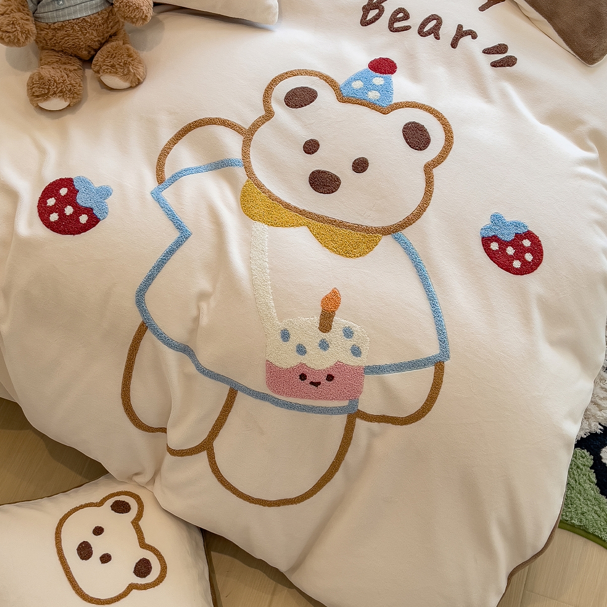 91家纺网 家纺一手货源 找家纺 悦织语 2025新款加厚200克高克重毛巾绣牛奶绒四件套 蛋糕熊-卡其